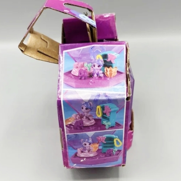 My Little Pony MINI Izzy Moonbow Crystal Keychain World Magic Portable Playset - Picture 4 of 9